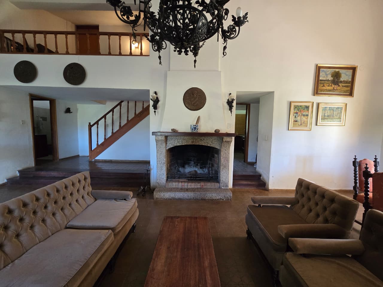 Living con hogar y altillo, Casa Achalay
