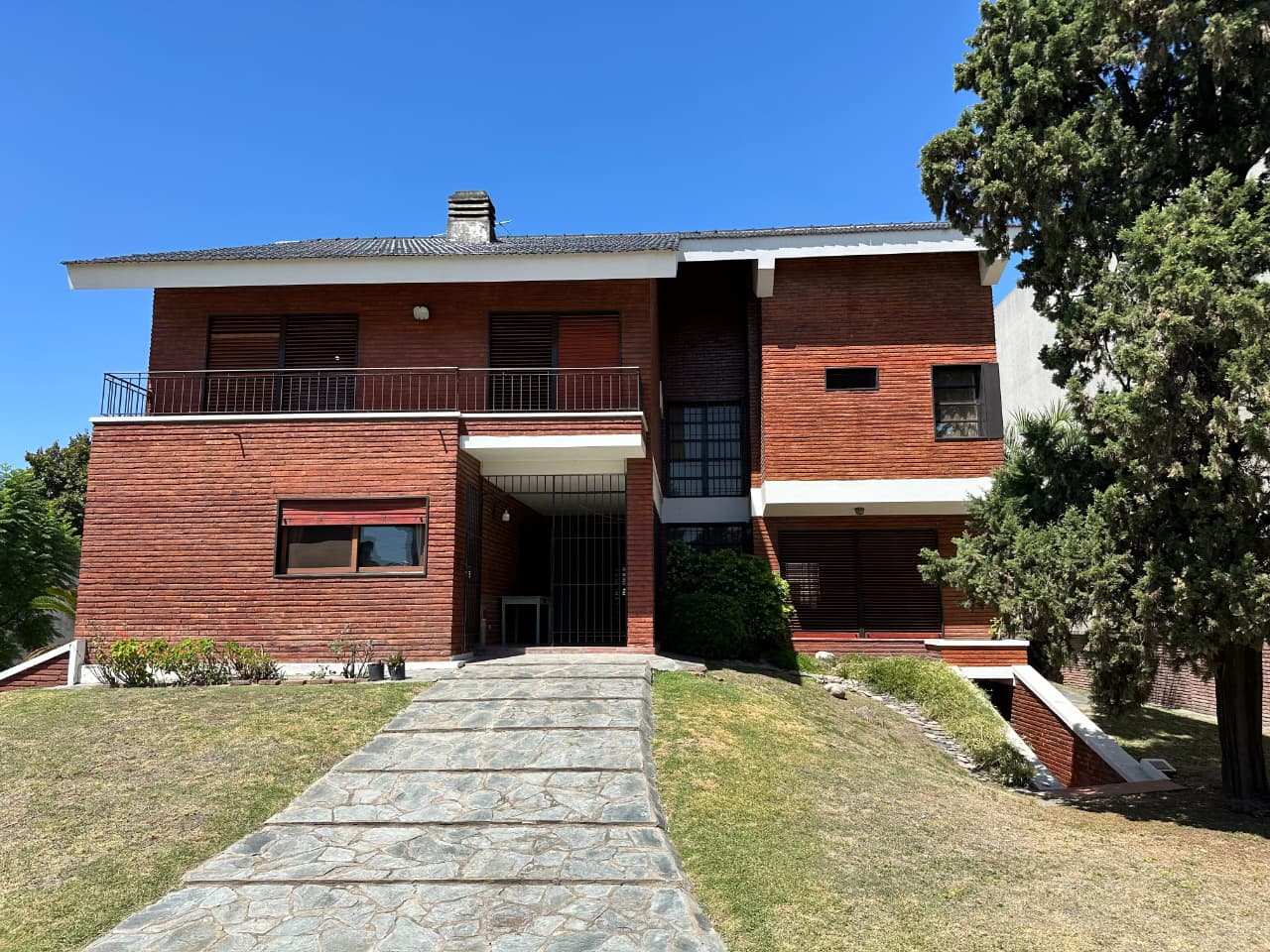 Casa de tres niveles en venta en Paso del Rey, Moreno