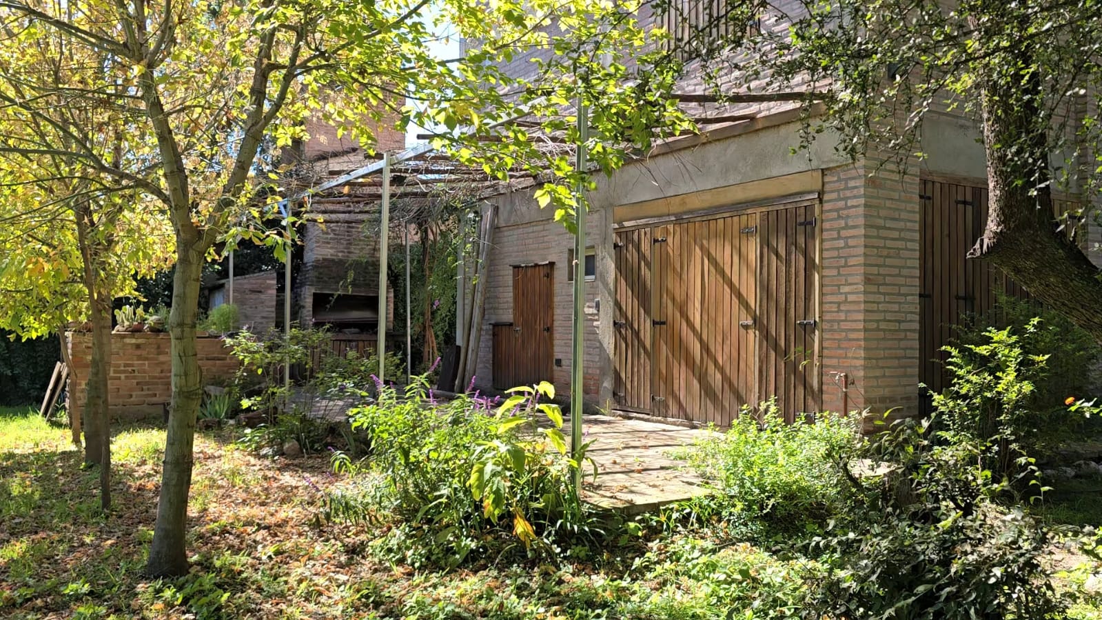 Sendero del jardín hacia la casa