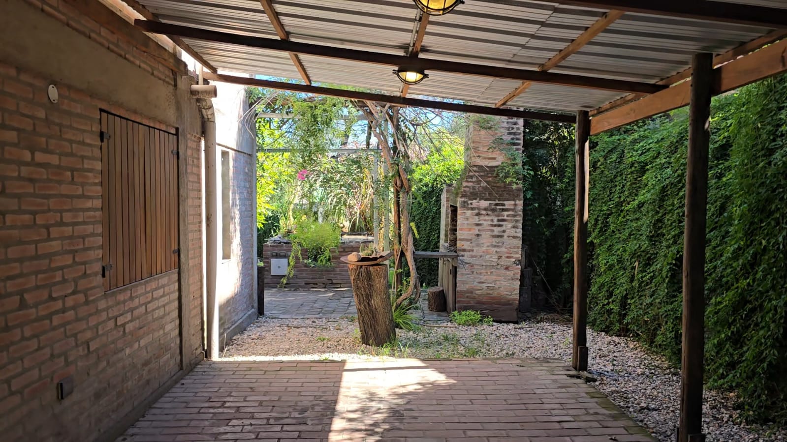 Casa de dos plantas con pérgola