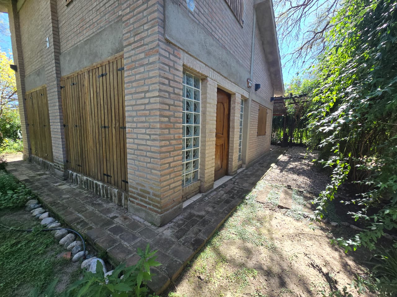 Vista lateral, acceso a la casa