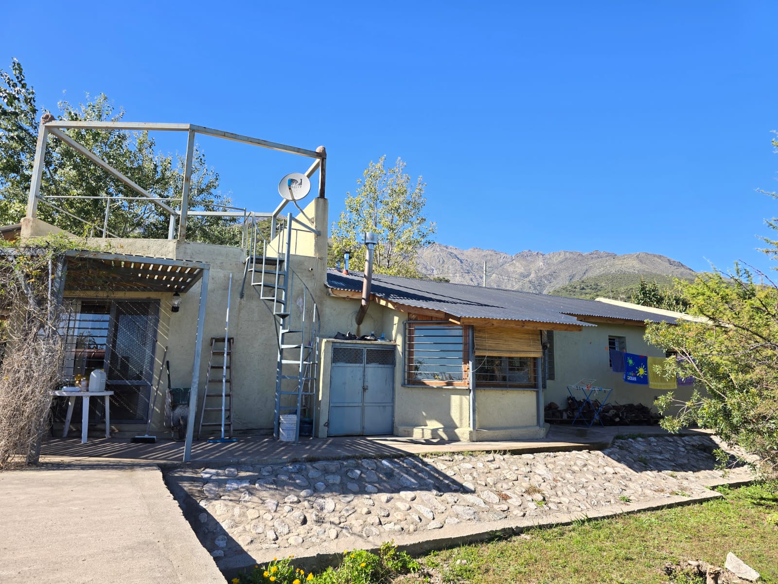 Frente de la casa con vista a la sierra