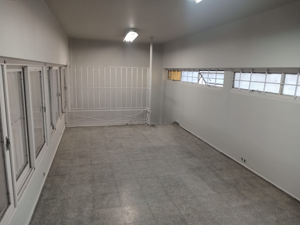 Interior, planta con entrepiso
