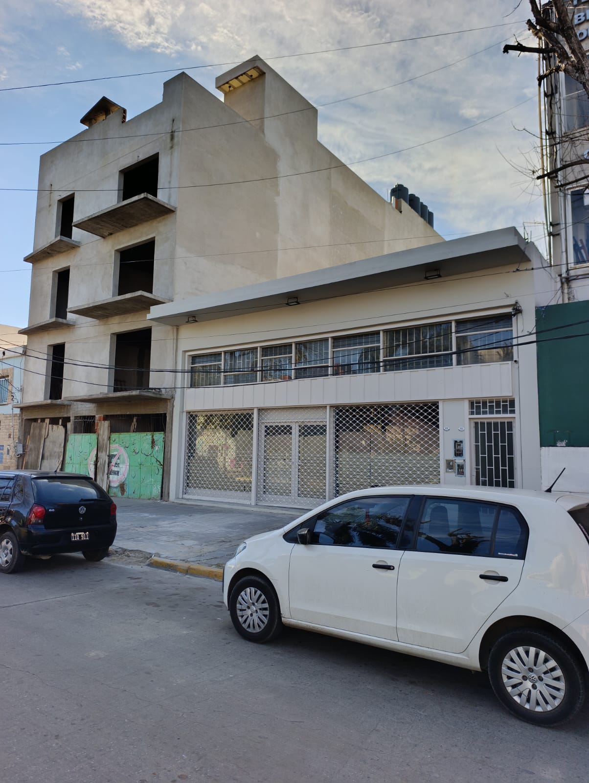 Vista de la calle, frente completo del edificio
